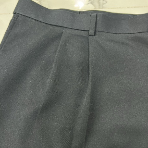 Dress Shorts. Black Front Pockets Pleated Shorts. Size 42 - Picture 11 of 12